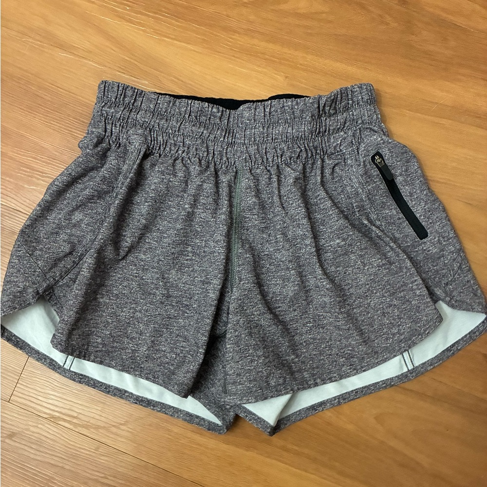 Lululemon Tracker Short V 4"  Size 6